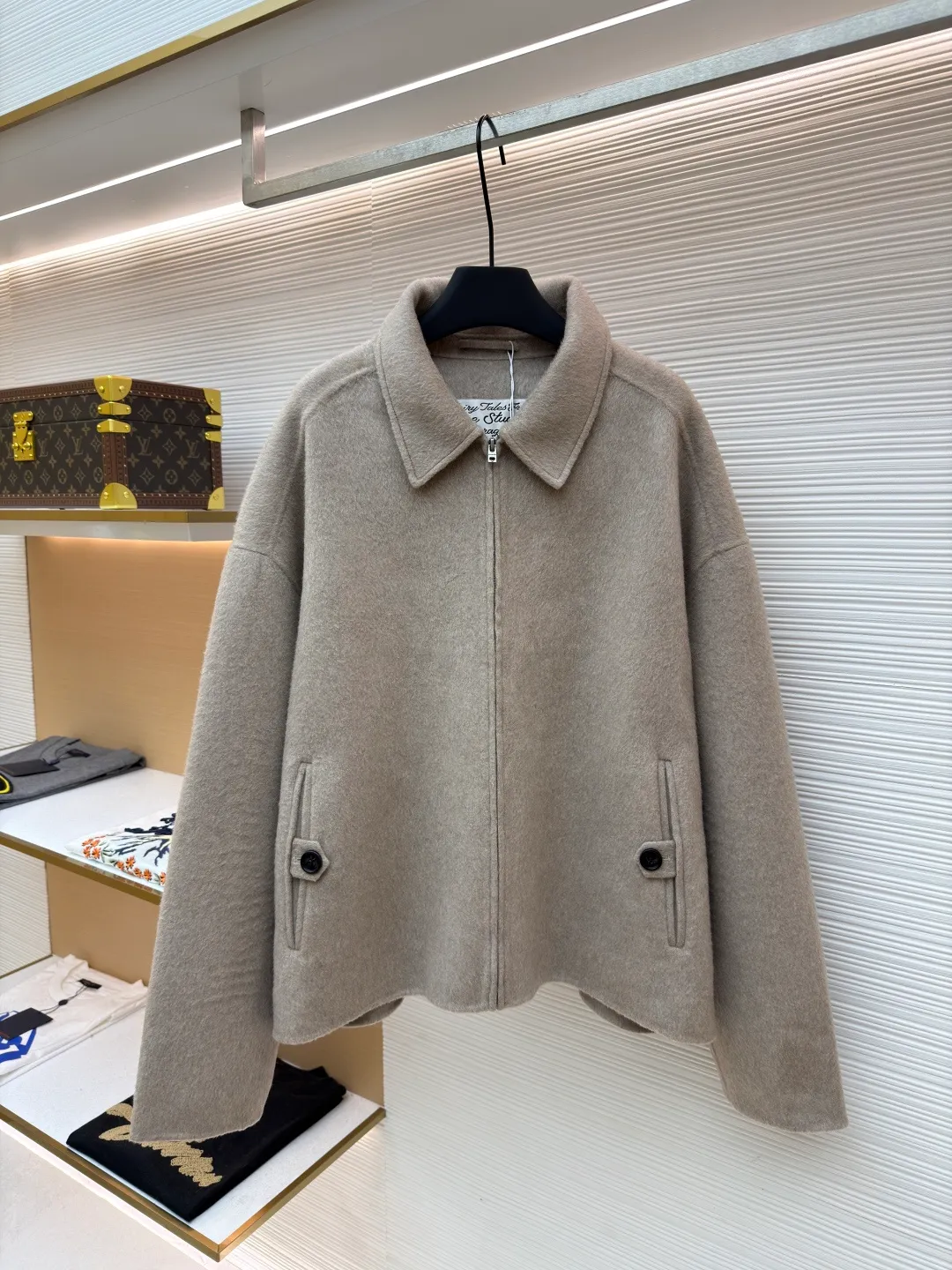 Acne Studios Lapel Zipper Drop Shoulder Long Sleeve Wool Jacket ●Original version: Purchased and developed by 10006 ●Item number: 1681819-C85 ●Fabric: wool fabric ●Technology: Made on positioning cutting machine ●Color: Oatmeal ●Version: Fitted version ●Weight: about 1180 grams ●Size: 46-48-50 ●Description: Made of high-density wool blended fabric, treated with double-sided worsted spinning process, it feels soft and waxy and has good drape. The body adopts a hidden zipper + lapel design, with a neat neckline; the pockets on both sides have a welt structure and are decorated with buttons of the same color, with exquisite details. The overall shape is slightly loose, the hem is naturally curved, and the edges are reinforced with overlocking technology, which not only retains the soft texture of the fabric, but also improves the durability, and combines simple style with advanced craftsmanship. The overall wiring is straight and delicate, the fabric is comfortable and soft, and the color is consistent without color difference. It can be matched with the same style to create a fashionable look and control various occasions. Customized accessories, complete with three standards, same style for men and women!